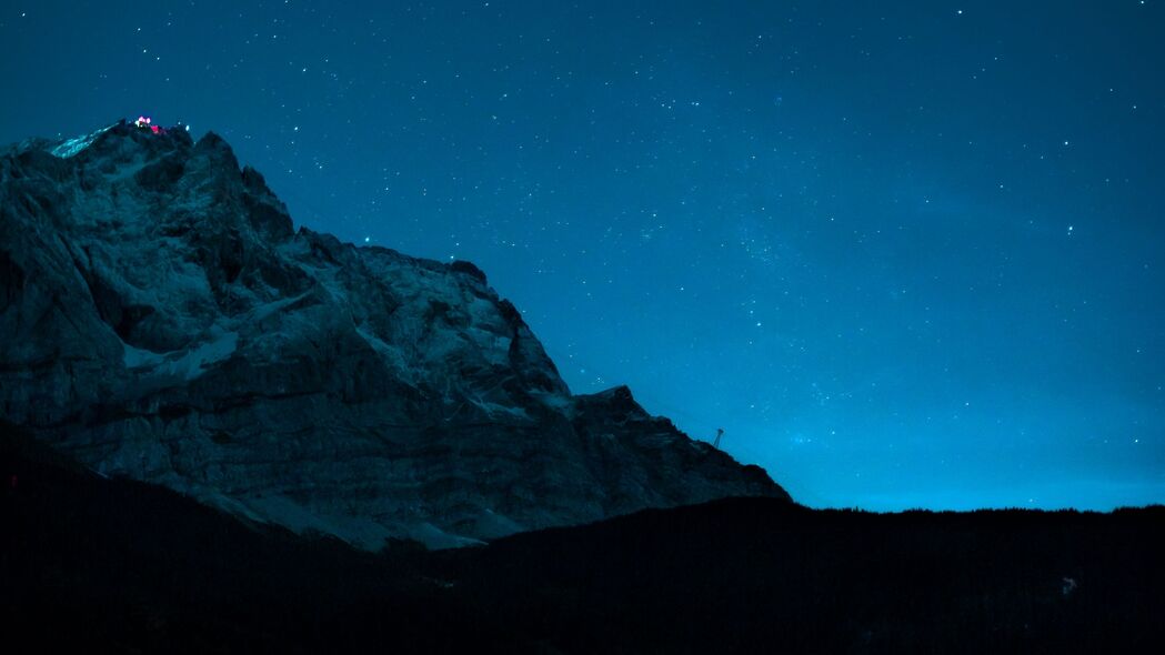 高清4K壁纸，岩石山脉夜晚星空，3840x2160分辨率，绝美风景等你来下载