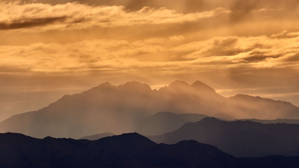 山脉雾绕云漫，黄昏美景4K壁纸，3840x2160高清大图下载