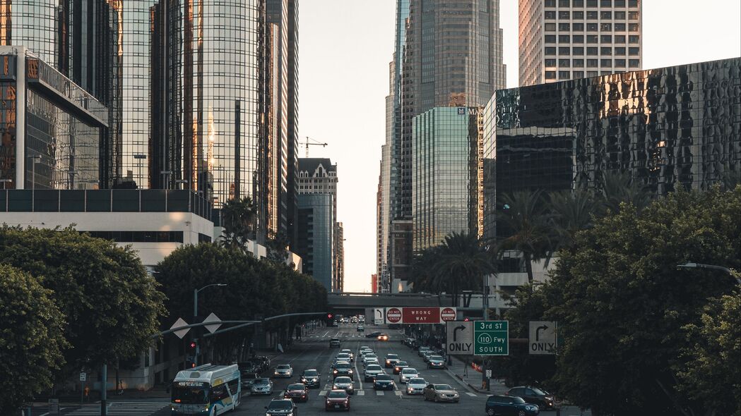 城市风光，道路与摩天大楼交相辉映，沥青地面映照着汽车光影——高清4K壁纸下载（3840x2160）