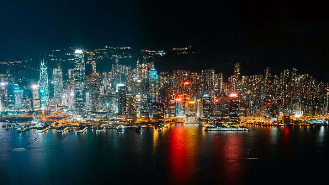 夜城海岸鸟瞰，璀璨灯光下的建筑物美景，4K超高清壁纸3840x2160免费下载