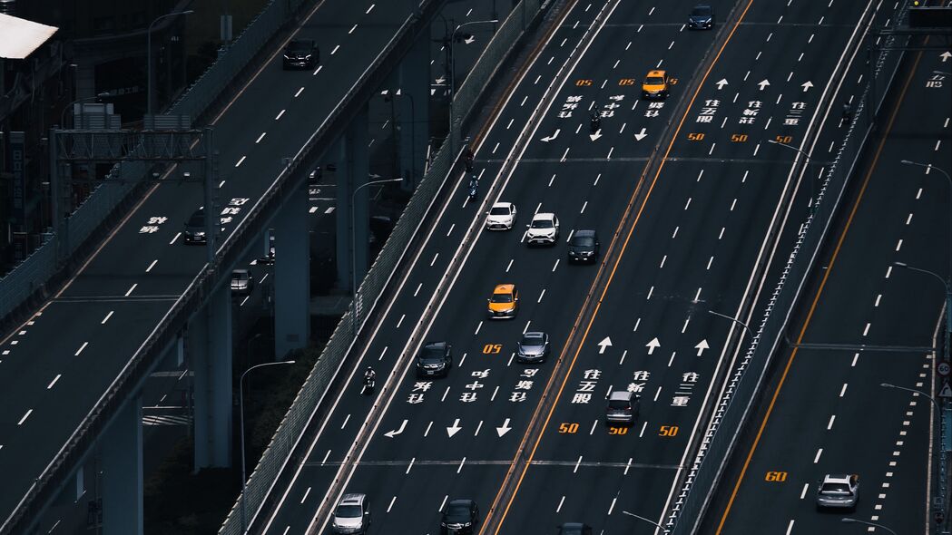 城市道路鸟瞰4K高清壁纸，汽车标记细节尽显，3840x2160分辨率任你下载