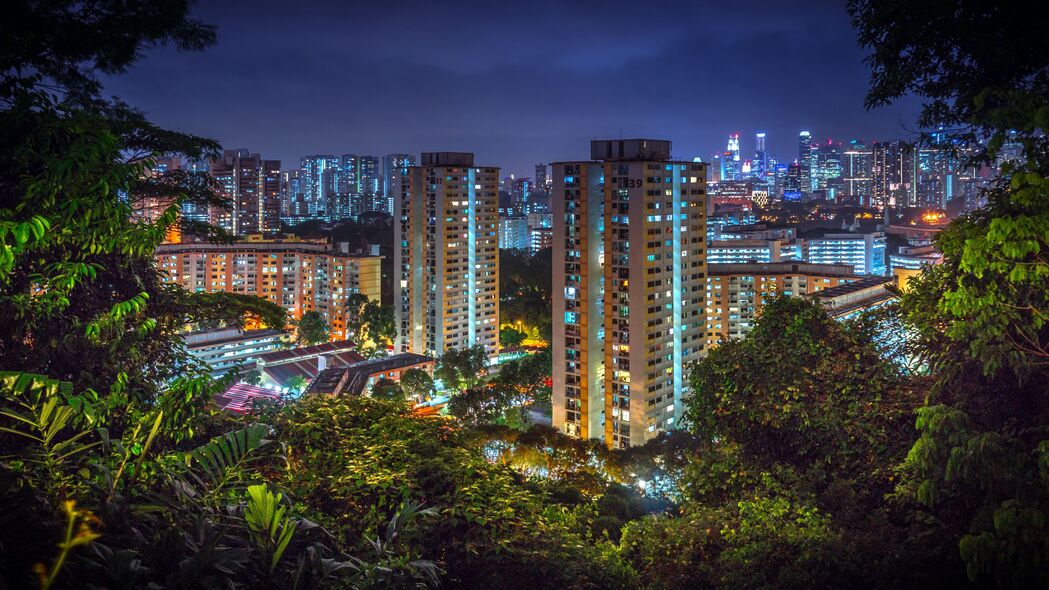 摩天之夜，璀璨城市与绿意树木交相辉映，4K超清壁纸，3840x2160分辨率免费下载