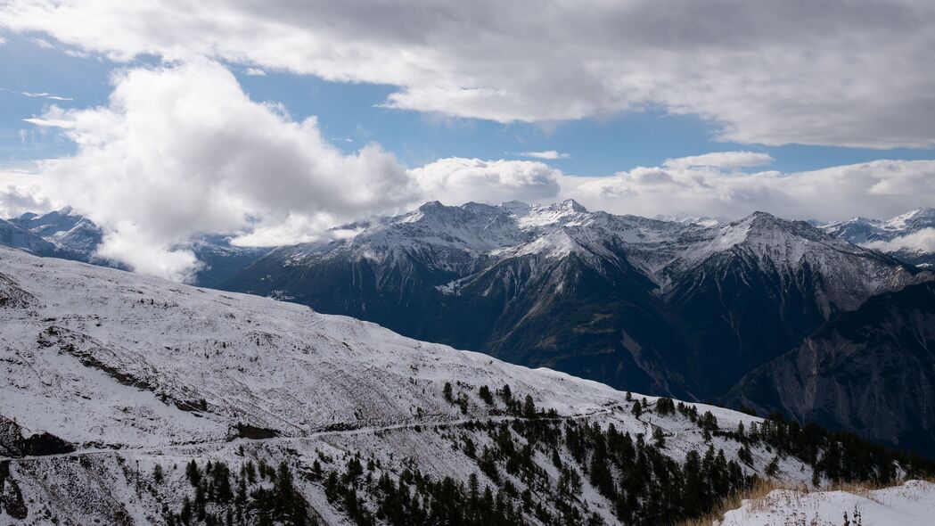 山脉雪景高清4K壁纸，岩石斜坡雪地美景，3840x2160超高清下载