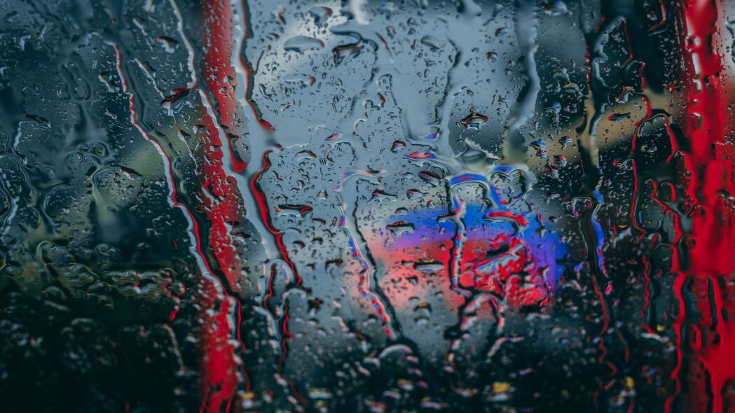 玻璃水滴雨景，高清4K宏观壁纸，3840x2160分辨率，免费下载绝美背景图片