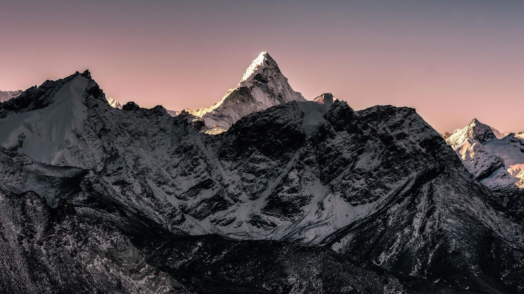 绝美山脉雪景4K壁纸，岩石斜坡映衬广阔天空，高清3840x2160下载