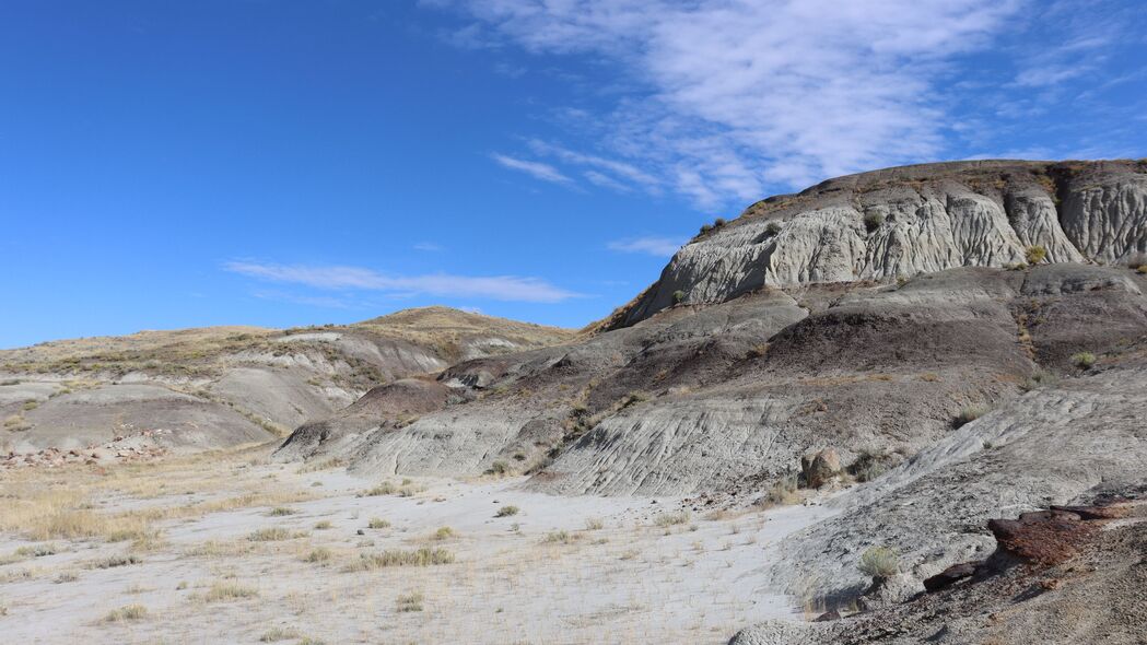 4K高清风景壁纸，峡谷岩石山脉，斜坡丘陵映衬壮丽天空，3840x2160分辨率精美下载