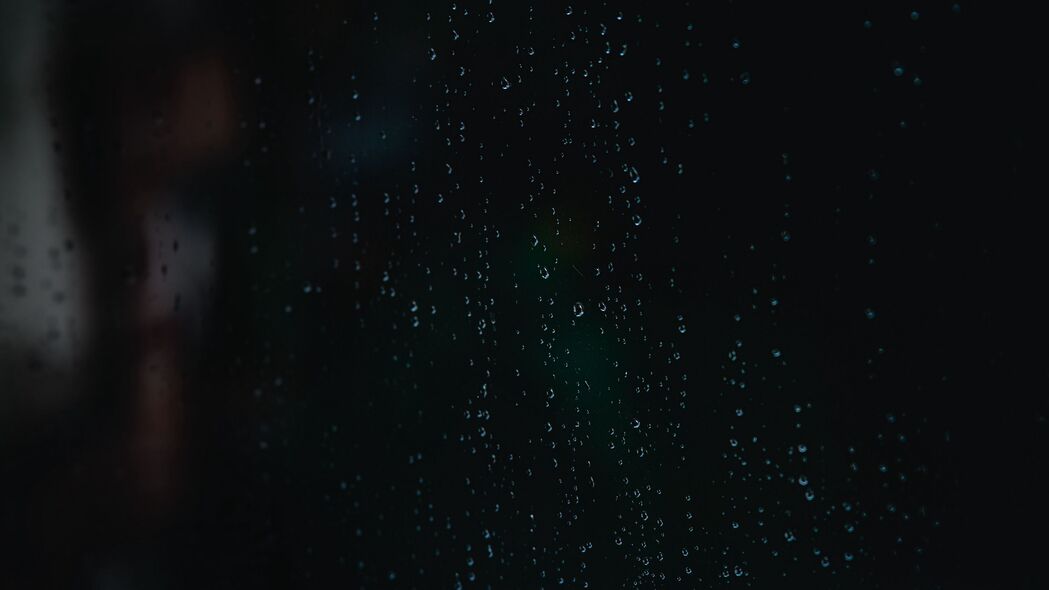 滴落玻璃雨的壮观景象，高清4K壁纸，3840x2160分辨率，宏观视觉享受，免费下载
