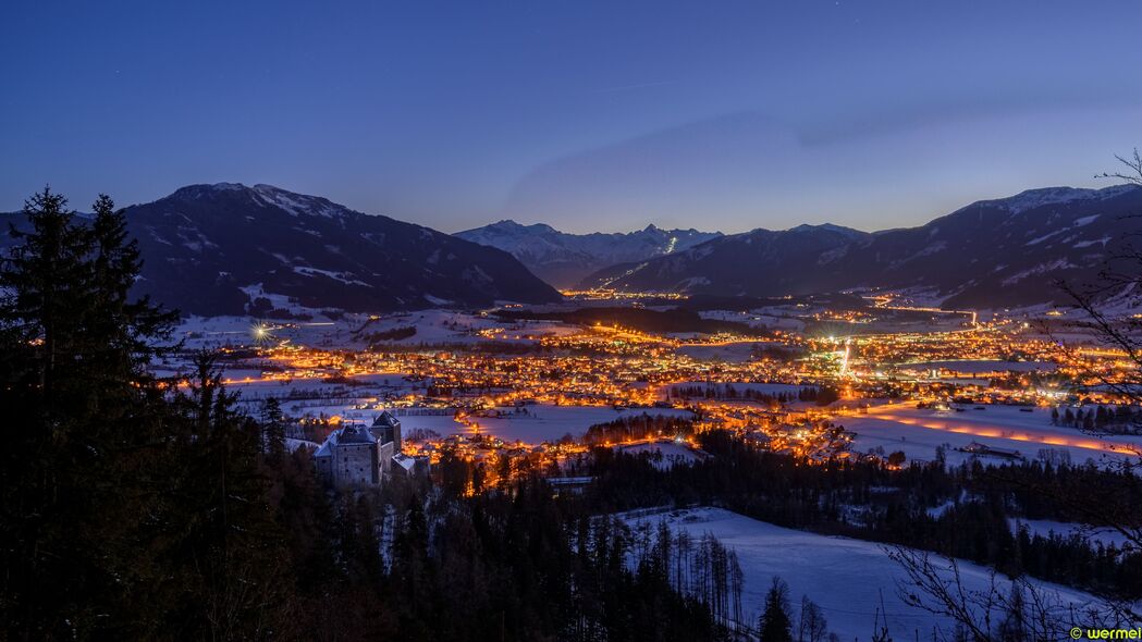 山脉雪夜城市灯光璀璨4K高清壁纸，3840x2160超清背景图片下载