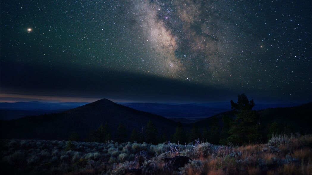 星云山脉，璀璨星空下的夜晚美景——4K高清山丘风景壁纸，3840x2160分辨率，免费下载！