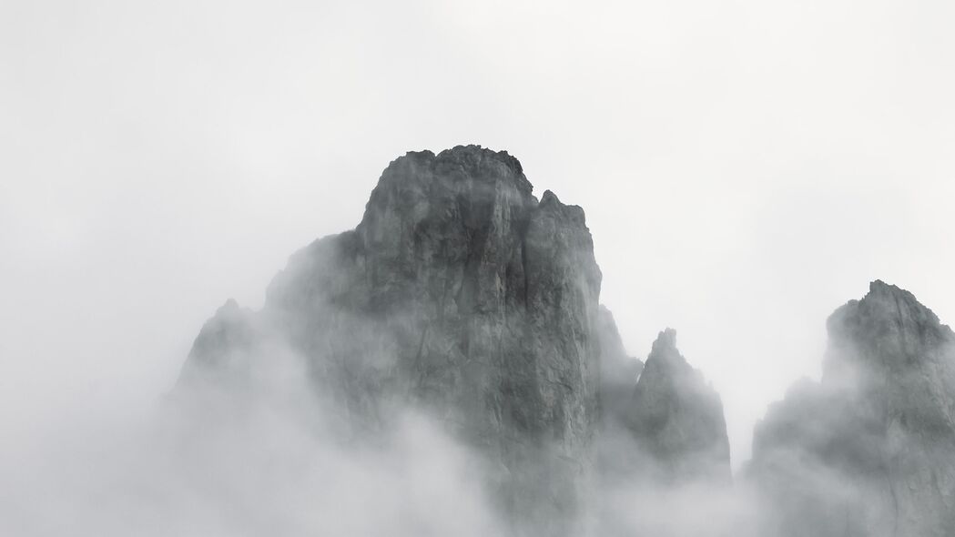 山脉岩石雾景，斜坡绿草如茵——超高清4K风景壁纸，3840x2160分辨率，免费下载