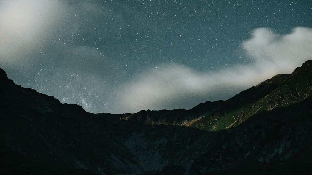 山脉岩石映星空，夜晚云卷4K高清壁纸（3840x2160）下载