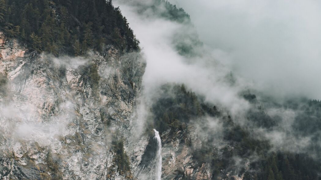 4K超清风景壁纸，岩石雾绕，云杉耸立，梦幻云景，3840x2160免费下载