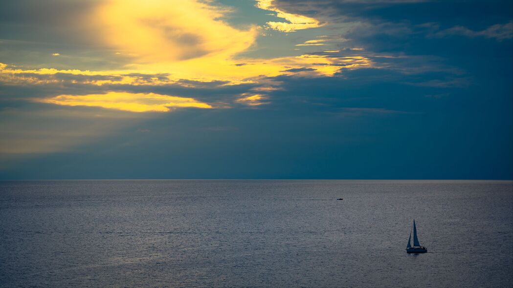 帆船驰骋地平线，海景如画，超清4K壁纸，3840x2160分辨率，畅享高清视觉盛宴！