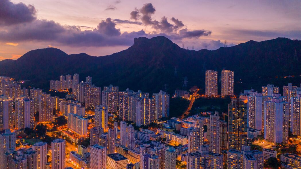 山脉城市夜景，璀璨建筑灯光，高清4K公寓壁纸，3840x2160超清下载