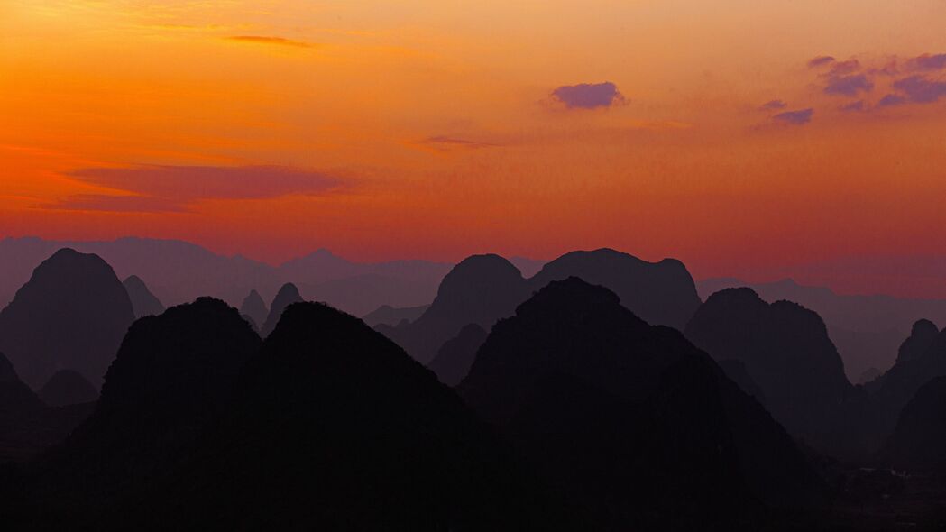 绝美山脉丘陵日落，高清4K壁纸，3840x2160超清分辨率，天空美景尽在眼前