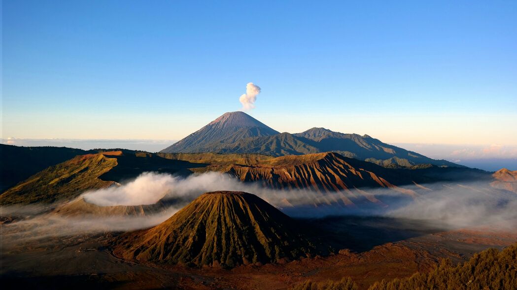 火山山脉高峰烟雾缭绕，绝美4K高清壁纸3840x2160，免费下载！