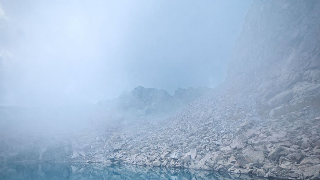 湖光石影雾缭绕，岩石纹理显奇妙——精选4K高清风景壁纸（3840x2160）免费下载