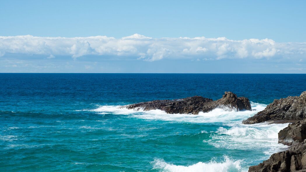 海岸岩石冲浪美景，4K超高清壁纸，3840x2160分辨率，尽享海洋地平线的壮丽景色！
