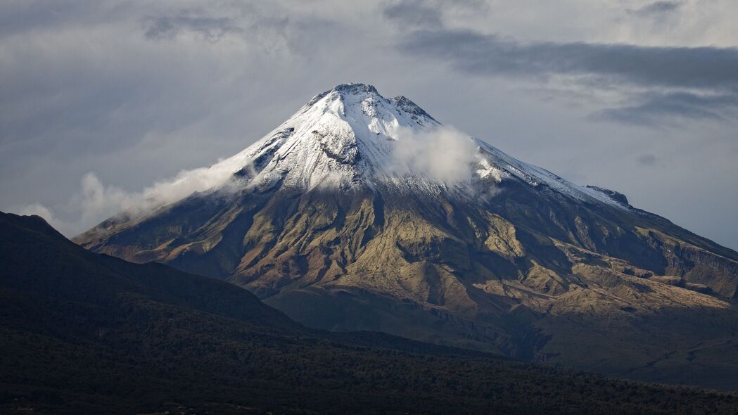 火山雪域高清4K壁纸，壮丽山脉与云海美景，3840x2160分辨率畅享下载