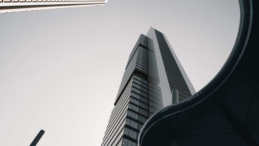 摩天大楼底部震撼视图，绝美建筑融入广袤天空——超高清4K壁纸，3840x2160分辨率，风景如画，一键下载！