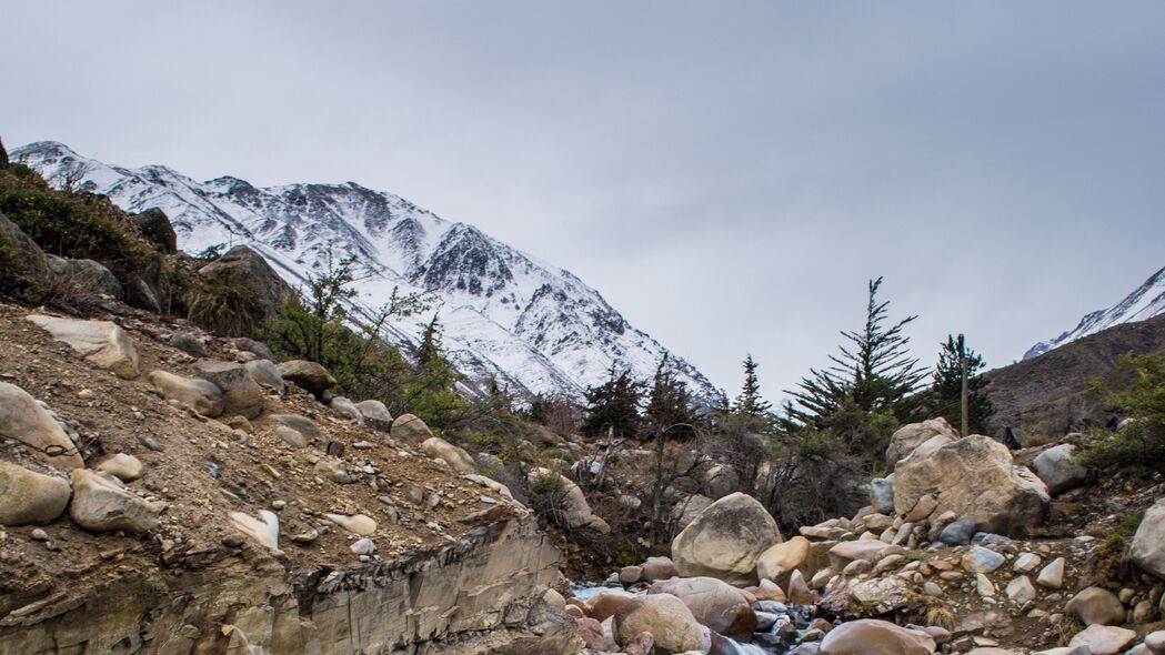 壮丽山河，自然之美，4K高清壁纸，展现河流、石头、溪流、岩石、山脉与雪地的绝美风光