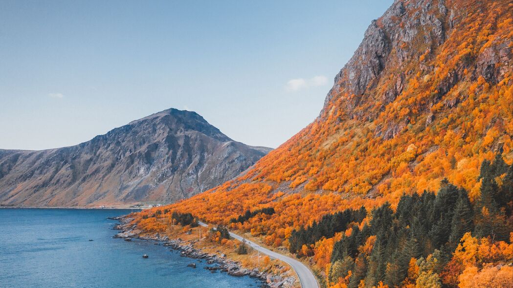 秋季山脉、海岸与道路美景，4K高清壁纸，3840x2160分辨率，免费下载