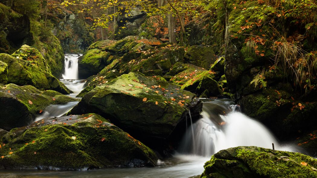 瀑布石苔树枝水景，4K超清壁纸下载，3840x2160高清分辨率