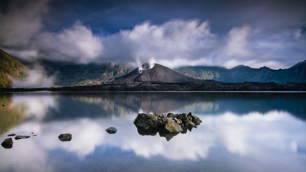 火山湖泊石头绝美风景，4K高清壁纸，3840x2160分辨率，畅享自然之美！立即下载！