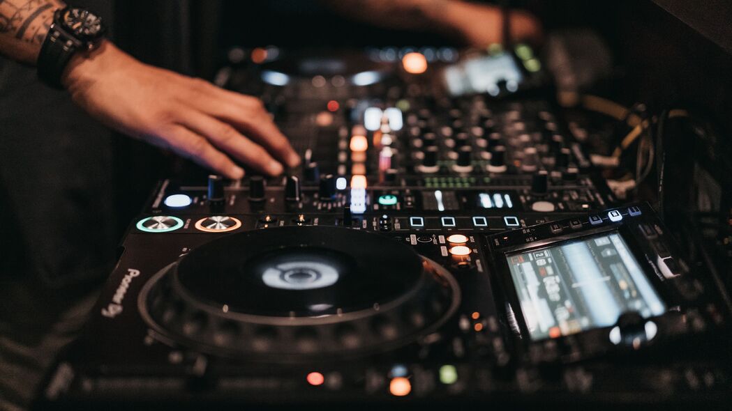 【高清下载】DJ音乐主题4K壁纸，炫酷迪斯科风格，一键设置超便捷，3840x2160分辨率