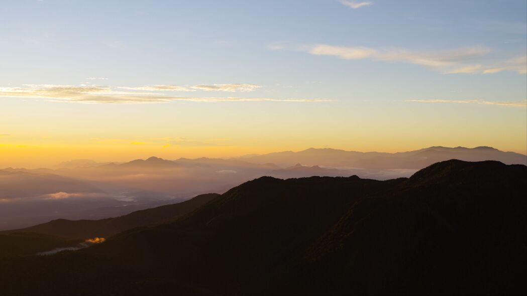 高清山脉雾景，绝美4K壁纸，3840x2160分辨率，距离天空尽在咫尺
