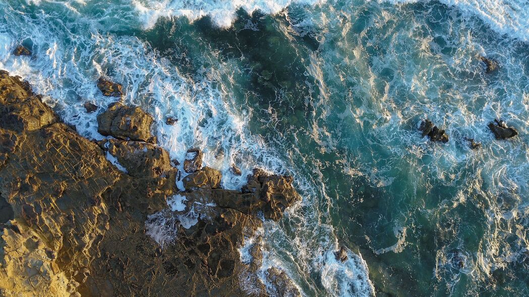4K高清壁纸，鸟瞰大海，岩石泡沫交织，壮美自然景色3840x2160下载