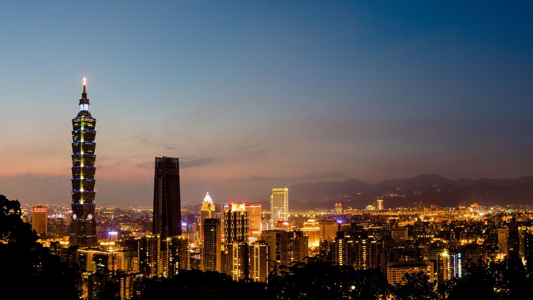 塔灯夜城，绝美夜景4K壁纸，高清3840x2160分辨率，一键下载