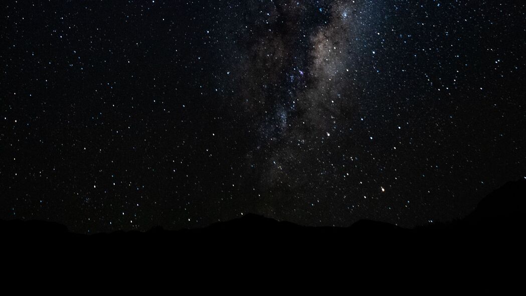 星云幻境，山丘剪影下的璀璨星空，4K高清壁纸下载（3840x2160）