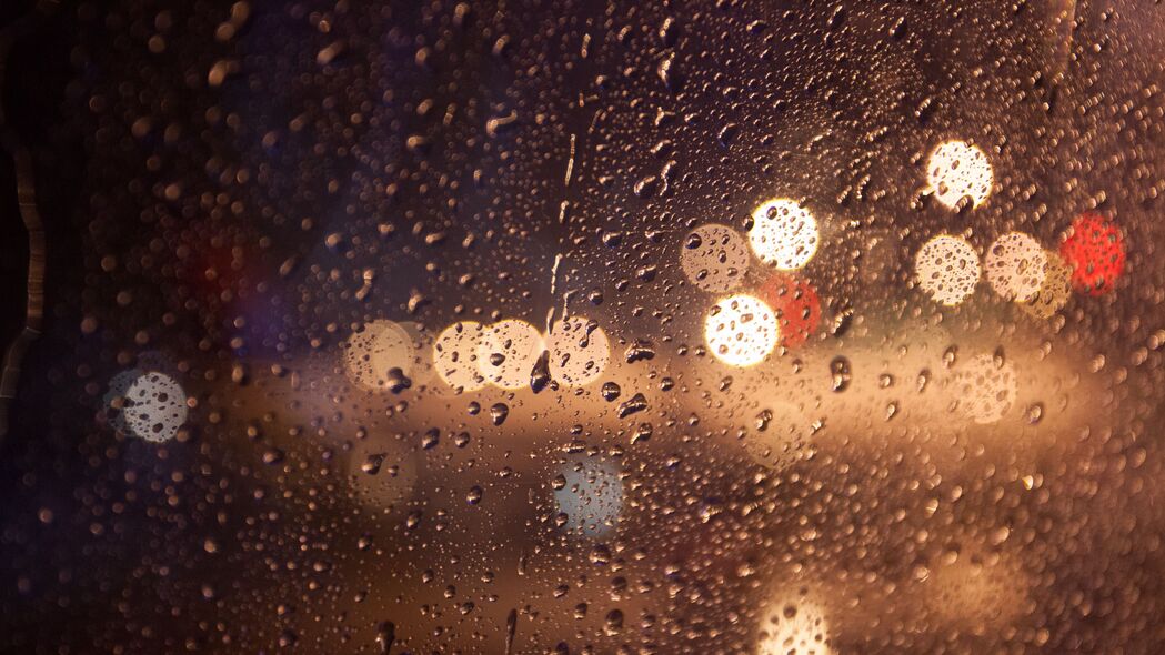 眩光水滴玻璃，雨水流淌的宏观之美——超高清4K壁纸，3840x2160分辨率，下载即享！
