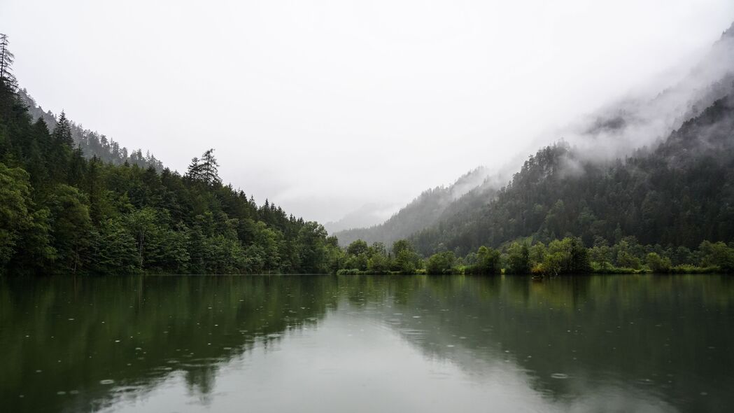 森林湖泊云杉美景，4K高清壁纸，雾色反射，绝美风景，3840x2160分辨率下载