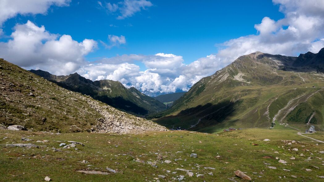 丘陵斜坡草海，绝美4K风景壁纸，高清3840x2160云天画面，一键下载！