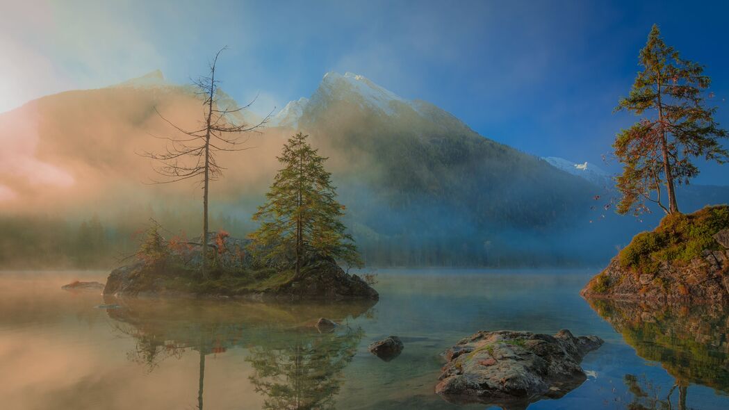 云杉山脉湖泊美景，4K高清壁纸，3840x2160分辨率，树影倒映，自然之韵尽在眼前