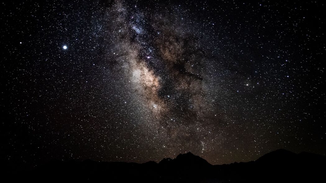 夜晚星空，璀璨星云与山丘之美，4K高清壁纸下载（3840x2160）