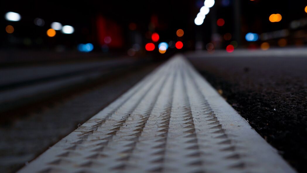 高清4K壁纸，夜晚道路眩光，距离感十足，3840x2160超清画质，免费下载！