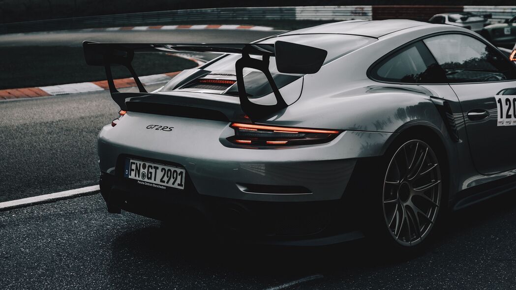 保时捷911 GT2 RS跑车，炫酷扰流板设计，高清4K壁纸3840x2160免费下载