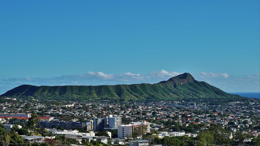 山脉之巅，建筑璀璨，城市天际，天空如画——4K超高清3840x2160风景壁纸，一键下载！