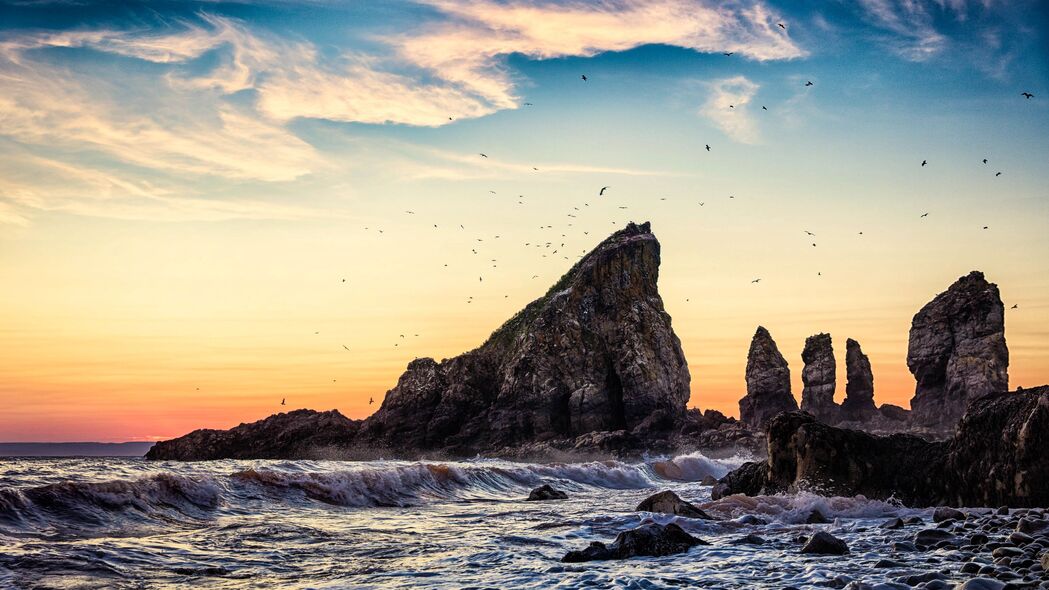 悬崖岩石映日落，海浪轻拂大海面——绝美4K高清壁纸（3840x2160）下载