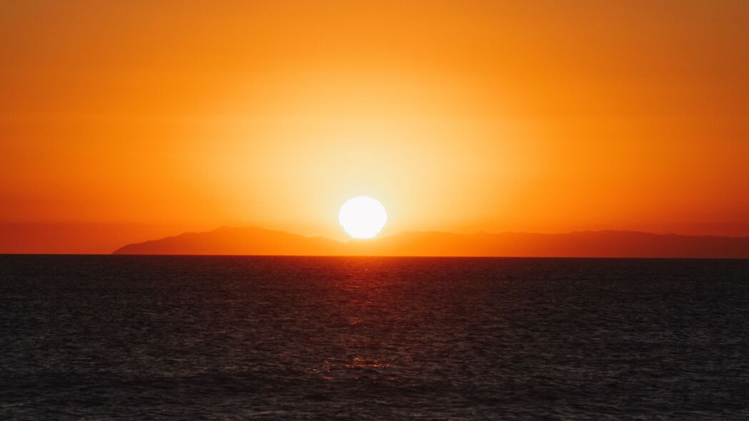 【绝美视界】太阳日落映大海，地平线波浪眩光盛景！4K超清壁纸，3840x2160高清风景图片免费下载