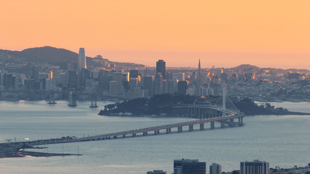 城市天际线，摩天大楼映海岸，港口丘陵美景，4K超高清壁纸下载（3840x2160）