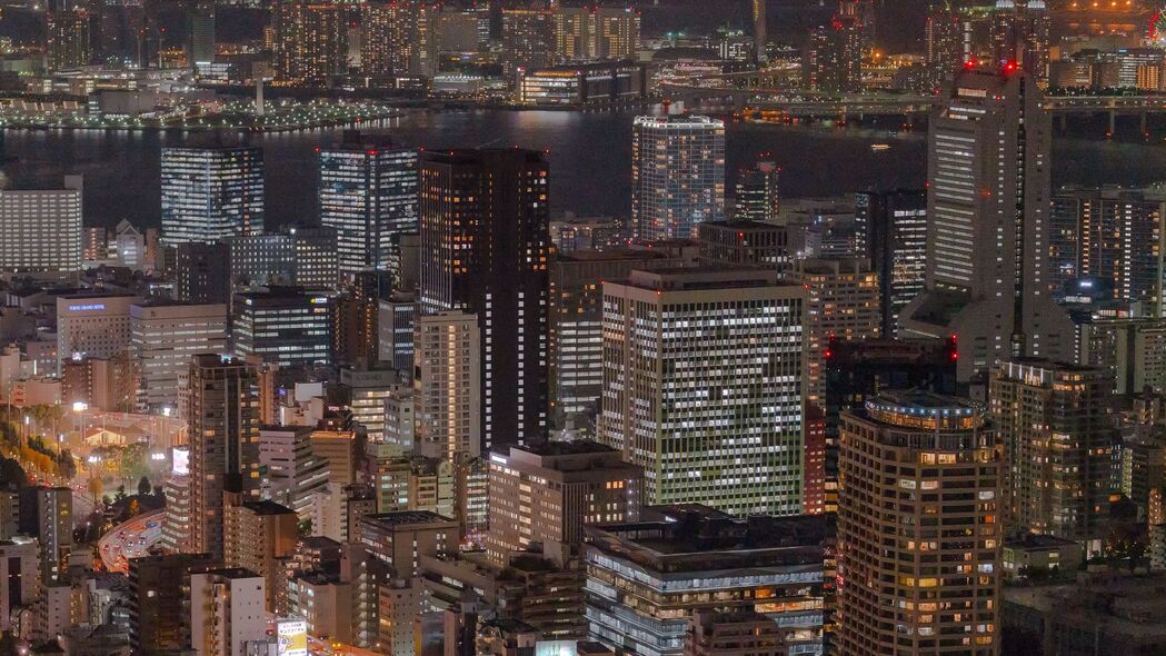 城市夜景璀璨，摩天大楼与道路交织，4K超清壁纸3840x2160免费下载