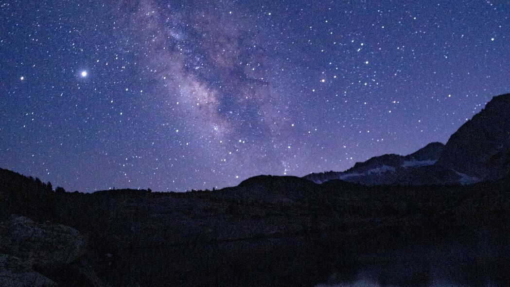 【绝美4K】夜晚星云星空下的岩石与湖泊，超清3840x2160壁纸下载