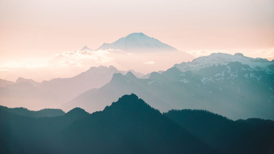 4K高清山脉岩石丘陵雾景壁纸，3840x2160超清距离感，一键下载绝美风景图片