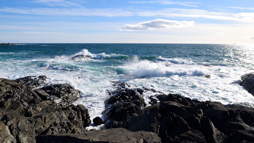 海岸岩石海景，绝美4K高清壁纸，3840x2160分辨率，尽览海浪与地平线之美，一键下载！