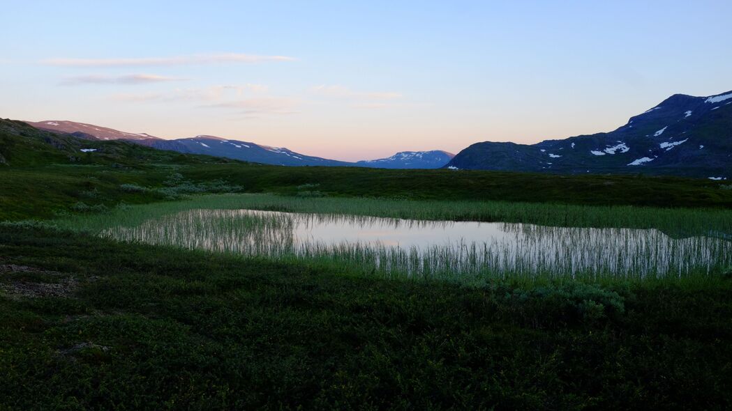 绝美湖山风光，4K高清壁纸，3840x2160超清画质，尽览山谷草地美景，一键下载！