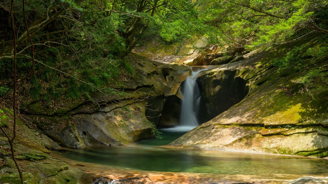 瀑布岩石景观，树木环绕的4K超清壁纸，3840x2160高清下载